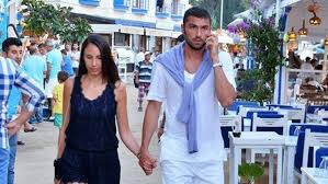 Bir süre sonra araya ailelerin de girmesiyle i̇stem atilla boşanma davasını geri çekmişti. Burak Yilmaz Ile Istem Atilla Baristi Magazin Haberleri Ntv