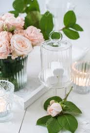 Kerze im glas ✓ 30 tage rückgaberecht ➤ jetzt online bei xxxlutz bestellen! Schone Vintage Hochzeit Tischdekoration Mit Rosen Kerzen Besteck Und Sussigkeiten In Einem Glas Lizenzfreie Fotos Bilder Und Stock Fotografie Image 57908017