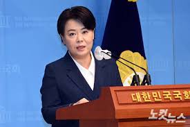 Jul 01, 2021 · 대선출마를 준비중인 것으로 알려진 국민의힘 윤희숙 의원이 1일 오후 서울 여의도 국회에서 열린 의원총회에서 김기현 원내대표와 인사하고 있다. Hkejooue9vbw0m