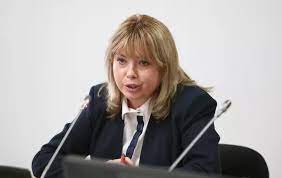 Preşedintele senatului, anca dragu, afirmă că este nevoie de o politică de integrare economică şi culturală a romilor, subliniind că. Cine Este Anca Dragu Prima Femeie Presedinte Al Senatului In Romania SoÈ›ul Ei Este Poreclit Iron Man Stiri Vedete Si Evenimente Viva Ro