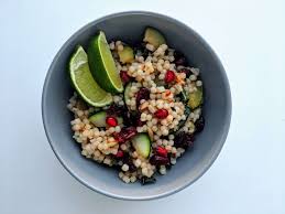 Komt u eens langs en laat u verrassen. Parelcouscous Salade Met Granaatappel Munt En Amandel Greendish