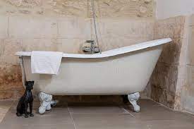 Antike Badewanne mit Füßen stockfoto. Bild von weinlese - 199212856