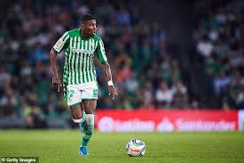 El fc barcelona ha comunicado al real betis balompié que ejerce su derecho de recuperar a emerson royal, que ha jugado cedido las dos últimas temporadas en el equipo andaluz, dice el. Rsihvyilloey0m