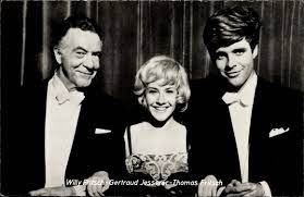 Wilhelm fritsch, dit willy fritsch, est un acteur allemand, né le 27 janvier 1901 à kattowitz en silésie (aujourd'hui en pologne) et mort le il se marie en 1938 avec la danseuse dinah grace qui lui donnera deux fils, michael et thomas. Ansichtskarte Postkarte Schauspieler Willy Fritsch Akpool De