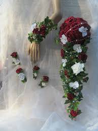 Dieses Wahnsinns Set Schaut Aus Wie Dornroschens Brautstrauss Der Opulente Wasserfallstrauss Aus Rosen Mit Viel Efeu In Xxl Lange Brautstrauss Hochzeit Blumen