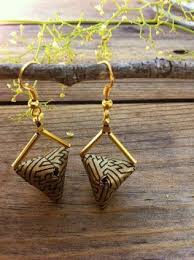 子供の頃 よく遊んだ 折り紙 で おしゃれなピアスを手作りできることをご存じだろうか 折り方を工夫したり 他のパーツと組み合わせたりすることで 折り紙の質感とお ペーパージュエリー ペーパーイヤリング 折り紙 ピアス