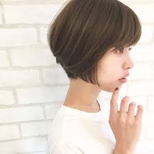 王道ショート 前下がりが小顔の秘密 顎のラインに合わせて前下がりに下がるサイドの髪が小顔のポイント 耳掛けアレンジも可愛い この冬オススメスタイルです hair make ramie tonsoku インスタ ショートのヘアスタイル ナチュラル