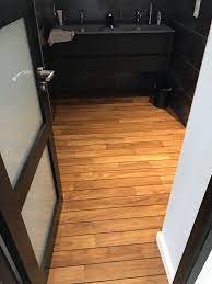 realisation d une pose collee en plein d un parquet massif en teck pre huile avec joint noi amenagement salle de bain parquet pont de bateau idee salle de bain
