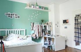 Suss Eingerichtetes Zimmer Fur Frauen Turkise Hintergrund Mit Bildern Und Schmetterling Dekoriert Wg Zimmer Einrichtung Zimmer Wg Zimmer Ideen Furs Zimmer