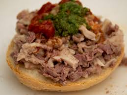 Ma ci sono anche versioni gourmet arricchite con verdure, pecorino e altri ingredienti. Il Panino Al Lampredotto Lo Street Food Fiorentino Te La Do Io Firenze