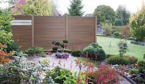 Der Bpc Sichtschutz Viborg Ist In Der Farbe Walnuss Erhaltlich Das Zaunsystem Kann Variable Gestaltetet Werden Durch Die Designei Sichtschutzzaun Zaun Garten