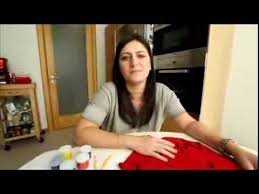 Eğer boya lekesi kurumamış ise üzerine pudra dökülür ve alkole batırılmış bir bez yardımı ile silinebilir. Sena Baran Dan Boya Lekeleri Icin Ipuclari Youtube