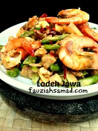 Bukan apa, sesekali tu jemu juga makan benda yang sama. Lodeh Jawa Dan Lontong Kering