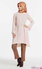 Tugba Tesettur Krem Rengi Tunik Modelleri Kadinlive Com Moda Stilleri Basortusu Modasi Tunik
