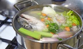 El marisco, con permiso de las gambas a la plancha o los calamares encebollados, se presta más a ser cocido en su propio jugo, que en berberechos al vapor, almejas a la marinera o en salsa verde, o mejillones al vapor son las recetas más clásicas con esta técnica de cocina aplicada a los mariscos. Como Hacer Un Buen Caldo De Pescado Casero