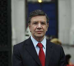 El premio nacional de humanidades entregó su opinión sobre la carrera presidencial en nuestro país y sobre el alcalde de las condes, joaquín lavín. Joaquin Lavin Fue Presentado Por Longueira Como Generalisimo De Su Campana Presidencial Duna 89 7 Duna 89 7