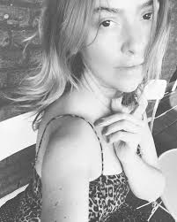 Hadise makyajsız hali ile çekildiği resimleri sosyal medya hesaplarından hayranları ile paylaşarak doğallığını bir kez daha ispatlamıştır. Hadise Makyajsiz Hali Nasil Elestirilere Cesur Pozlarla Cevap Verdi Sayfa 1 Elmaelma