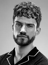 American Crew Influence années 90 hautement assumée pour un look qui  détonne.