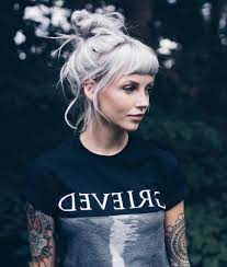 Cheveux Longs Gris Attaches En Chignon Flou Decontracte Avec Une Frange Droite Et Mi Longue W Straight Bangs Hairstyles Long Hair Styles Hairdo For Long Hair