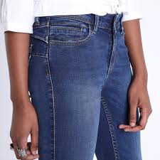 Revival nineties oblige, le jean taille haute, aussi appelé mom jean, redevient fréquentable, voire carrément indispensable. Jeans Regular Taille Haute Denim Stone Femme Bonobo