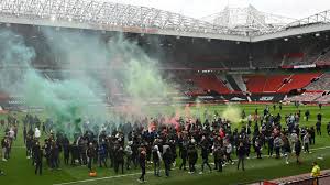 Includes the latest news stories, results, fixtures, video and audio. Epl Results 2021 News Manchester United Liverpool Fc Fan Protests Points Deduction Latest Pitch Invasion Videos