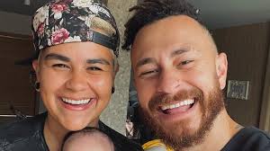 Gabs Noah, irmão trans não-binário de Fred, posa sem camisa após cirurgia