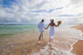 Über euch wiegen sich die kokospalmen sanft im warmen sommerwind. Hochzeit Am Strand So Funktioniert S Pacific Travel House Blog