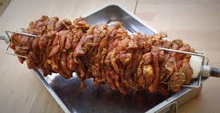 Gyros Vom Drehspiess Krosses Gyrosfleisch Auf Der Rotisserie Rezept Gyrosfleisch Gyros Drehspiess