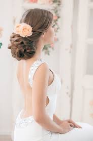 Sommerliche Frisur Zur Hochzeit Romantisch Mit Stoffblute Haar Styling Brautfrisur Romantische Frisuren