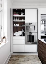 Der kühlschrank ist der neue backofen! Warum Bei Kuchenschranken Auf Die Qualitat Geachtet Werden Sollte Kuchenfinder Hochschrank Kuche Kuche Holz Kuchenschrank