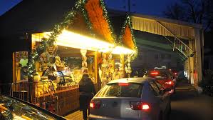 A white car was parked in 2 : Weihnachtsstimmung To Go Gastronom Organisiert Drive In Weihnachtsmarkt Evangelisch De