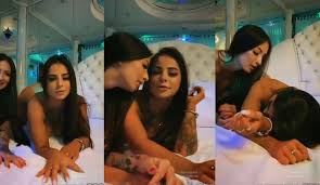 Paula Steil e amiga nuas trocando beijos e carícias no motel - Xvideos Only