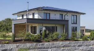 Großes, zweistöckiges modernes haus mit holzfassade und flachdach in sonstige — houzz. Individuelles Architektenhaus Von Kitzlingerhaus