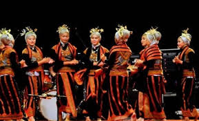 Sama halnya dengan salsa, tango juga cukup familiar karena tarian ini memang cukup populer di dunia. 105 Tarian Daerah 34 Provinsi Beserta Gambar Dan Asalnya