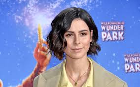 Lena meyer landrut was born on born 23 may, in the year, 1991 and she is a very famous german singer and also a songwriter. Peinliches Interview Lena Meyer Landrut Ist Frank Elstner Immer Noch Dankbar