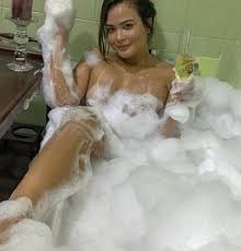 Geisy sensualiza nua em banheira com espuma