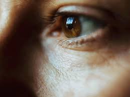 If the contact feels uncomfortable or if it hurts, remove it and examine it again for damage. Here S Exactly What To Do If Something S Stuck In Your Eye Self