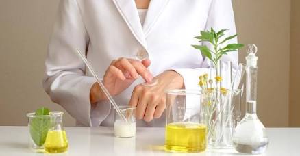 Formulation & testing phase in an OEM laboratory，AI 生成