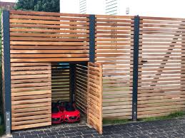 Audi R8 Mini Garage In Einem Teak Holz Zaun Integriert Teak Holz Teak Mini Garage