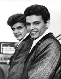 Don everly — whose divine harmony with sibling phil everly in the everly brothers helped shape the course of rock and roll — died saturday . Xe3klffq5jw Hm