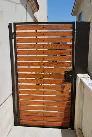 Wooden Gate With Metal Frame Ideas Com Imagens Portoes De Madeira Portao De Vidro Grade De Madeira