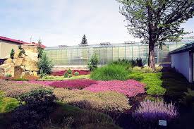 Co se rozlohy zahrady týče, není moc velká, ale o to zajímavější je interiér budovy stojící uprostřed areálu. Botanicka Zahrada Liberec Venkovni Expozice Alpinum Galerie Botanicka Zahrada Liberec