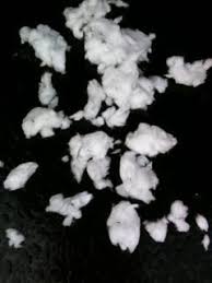 Supafil Lijkt Op Sneeuw Het Is Een Goed Isolatiemateriaal Wat Gebruikt Wordt Voor Spouwmuurisolatie Http Houhetwarm Nl Isolatiewaar Windenergie Groene Daken