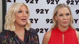 Wie einfach ist es etwas zurückzubekommen, was man früher verloren hat? Tori Spelling Klart Auf Diese Beauty Ops Gab S Beim Beverly Hills 90210 Star