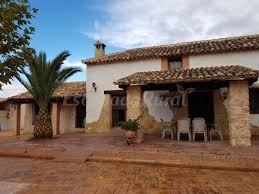 La casa los tres olivos está asentada donde originalmente fue un casillo de cabras, del que se pudieron en su construcción primaron la calidad de los materiales nobles como la madera y el hierro, sin dejar de buscar la mejor habitabilidad de nuestros días, creando un lugar de estilo rural y acogedor. Casa Rural Finca Los Olivos Casa Rural En El Picazo Cuenca