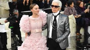 Clique gauche sur les bulles roses pour selectionner sa tenue et ses accessoires. Lily Rose Depp Star Du Defile Chanel Haute Couture Printemps Ete 2017 L Express Styles