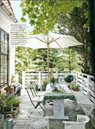 Consistent Use Of White Makes This Outdoor Sanctuary Outdoor Space To Relax Love The Patio Umbrella Gartengestaltung Garten Terrasse Terrasse Pflanzen