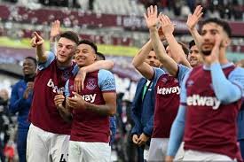 Live streaming pertandingan liga inggris antara chelsea vs crystal palace bisa disaksikan melalui mola tv pada sabtu (14/08/21) pukul 21.00 wib. Klasemen Liga Inggris Liverpool Chelsea 4 Besar West Ham Ke Liga Europa Arsenal Halaman All Kompas Com