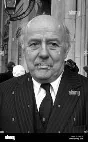 L'ancien poète lauréat Sir John Betjeman, dont les réalisations en poésie  seront honorées lorsqu'il se joindra à d'autres célèbres écrivains  britanniques pour être honoré dans le coin du poète de l'abbaye de