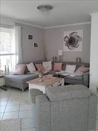 living room in gray and white and splashes of matte pink wohnungeinrichten living matte spl wohnzimmer grau wohnzimmer grau weiss wohnzimmer gestalten